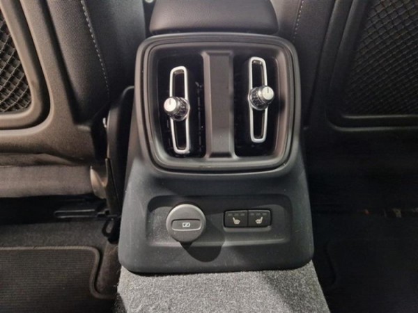 Esittelykuva VOLVO XC40 lataushybridiautosta.