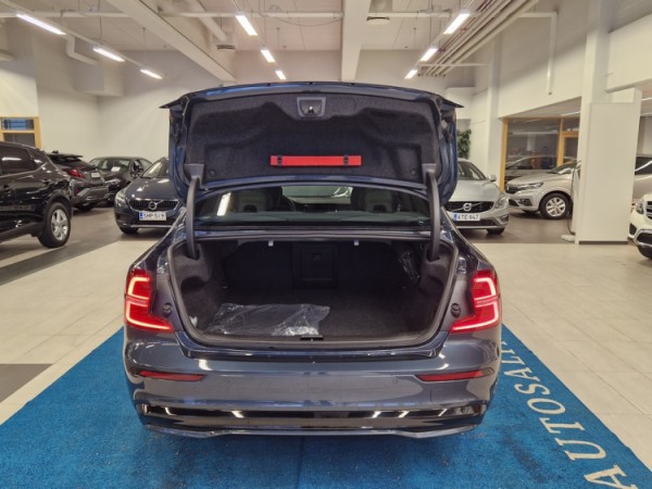 Esittelykuva VOLVO S60 lataushybridiautosta.