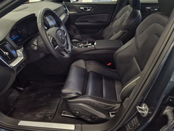 Esittelykuva VOLVO S60 lataushybridiautosta.