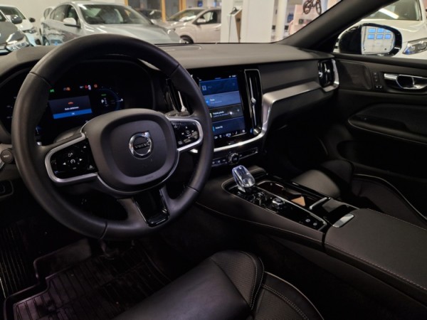 Esittelykuva VOLVO S60 lataushybridiautosta.