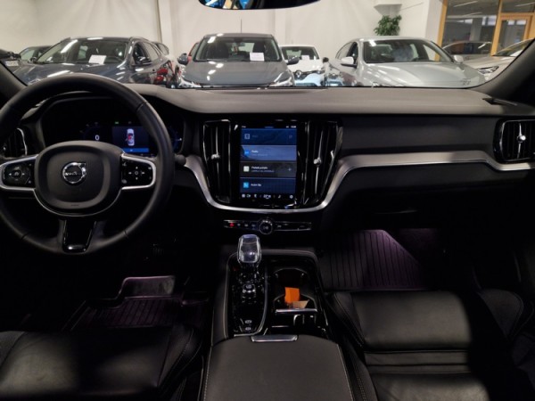 Esittelykuva VOLVO S60 lataushybridiautosta.