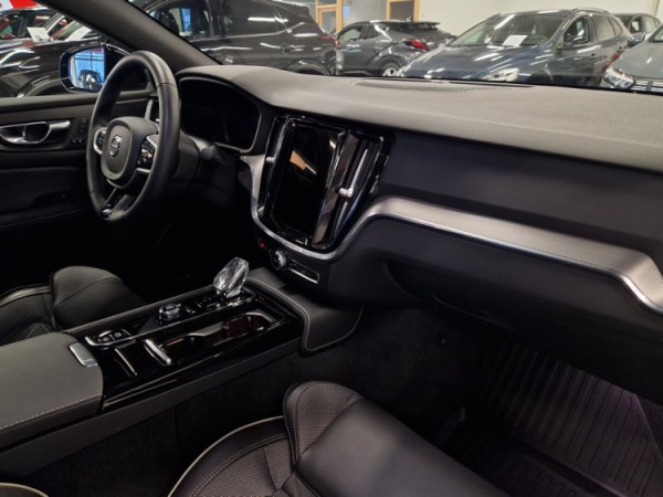 Esittelykuva VOLVO S60 lataushybridiautosta.