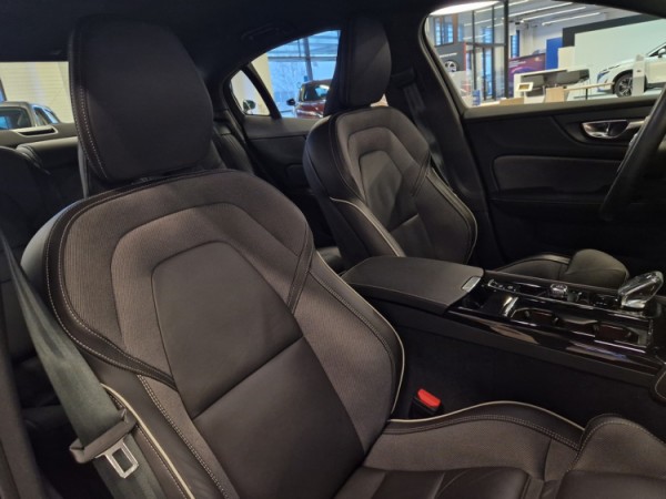 Esittelykuva VOLVO S60 lataushybridiautosta.