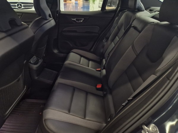 Esittelykuva VOLVO S60 lataushybridiautosta.