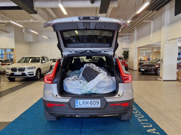 Esittelykuva VOLVO XC40 täyssähköautosta.