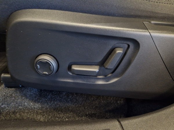 Esittelykuva VOLVO XC40 täyssähköautosta.