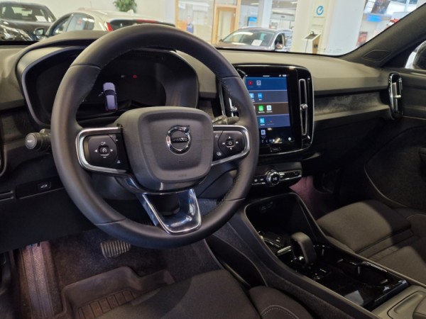 Esittelykuva VOLVO XC40 täyssähköautosta.