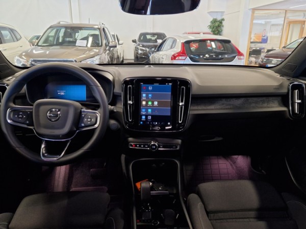 Esittelykuva VOLVO XC40 täyssähköautosta.