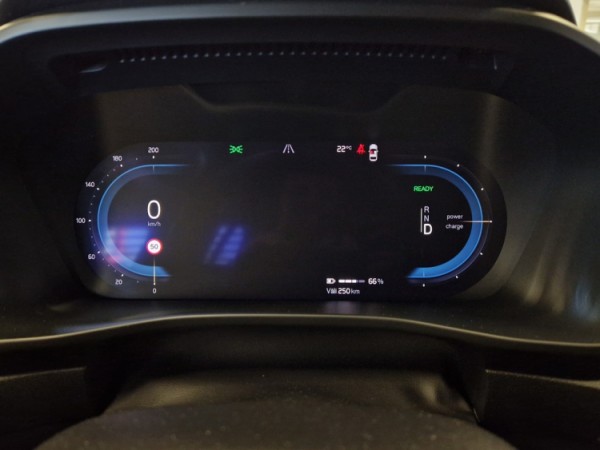 Esittelykuva VOLVO XC40 täyssähköautosta.
