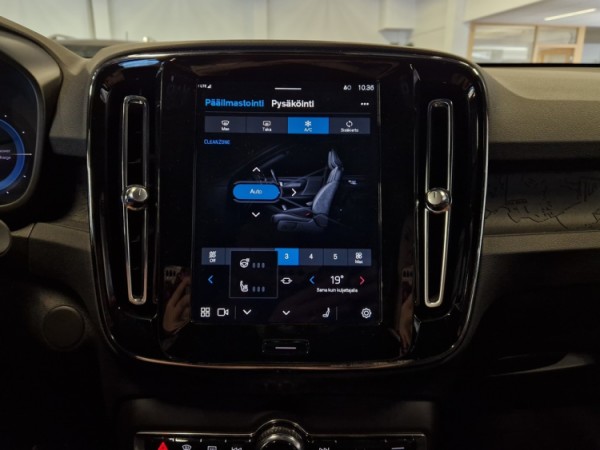Esittelykuva VOLVO XC40 täyssähköautosta.