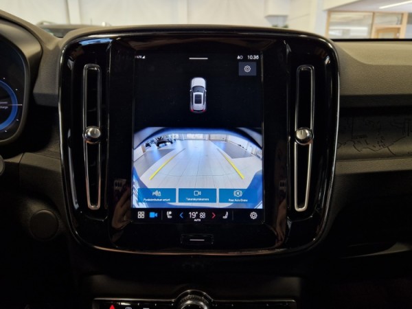 Esittelykuva VOLVO XC40 täyssähköautosta.