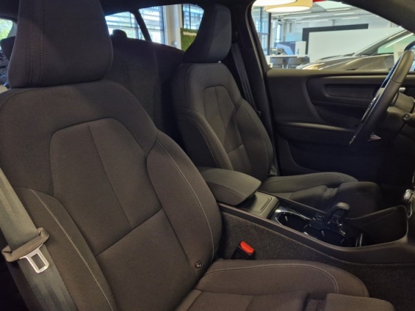 Esittelykuva VOLVO XC40 täyssähköautosta.
