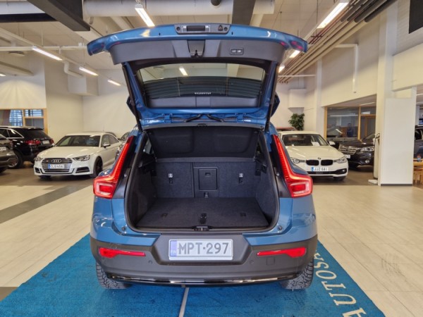 Esittelykuva VOLVO XC40 bensiiniautosta.
