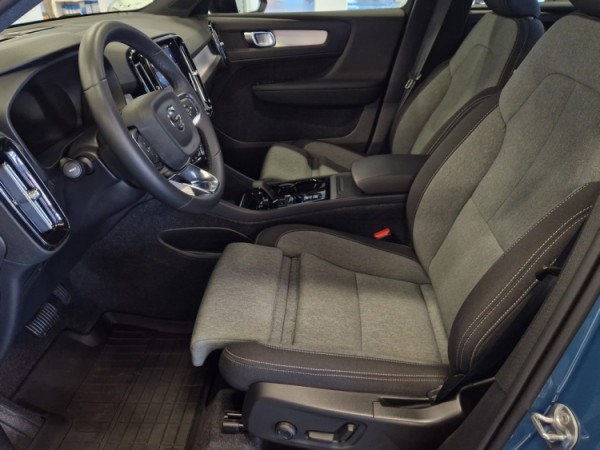 Esittelykuva VOLVO XC40 bensiiniautosta.