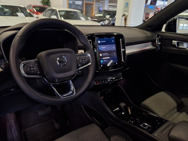 Esittelykuva VOLVO XC40 bensiiniautosta.