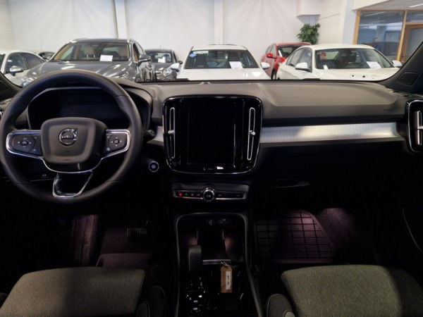Esittelykuva VOLVO XC40 bensiiniautosta.