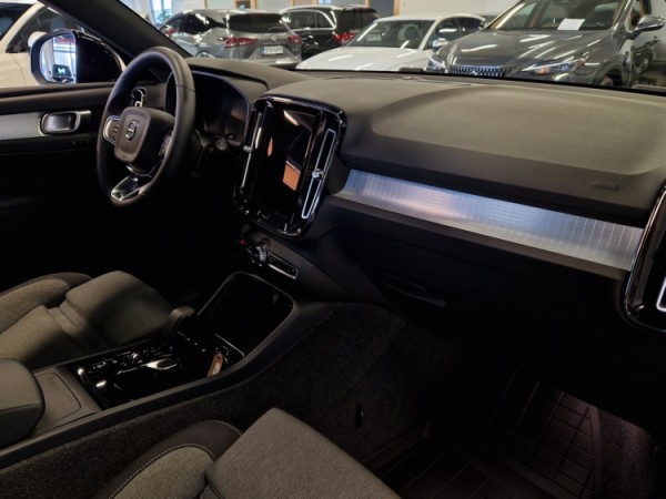 Esittelykuva VOLVO XC40 bensiiniautosta.