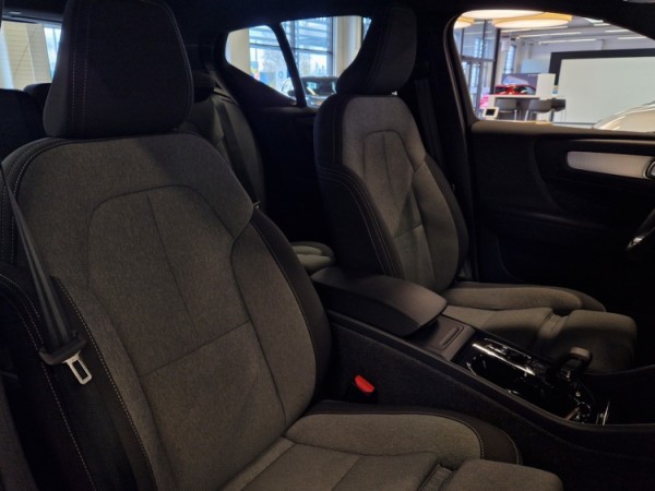 Esittelykuva VOLVO XC40 bensiiniautosta.