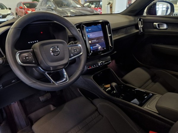 Esittelykuva VOLVO XC40 täyssähköautosta.