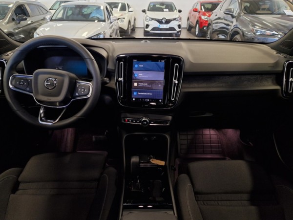 Esittelykuva VOLVO XC40 täyssähköautosta.