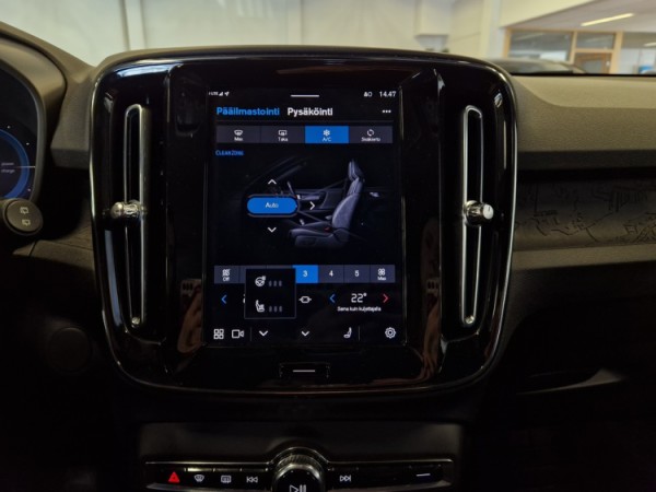 Esittelykuva VOLVO XC40 täyssähköautosta.