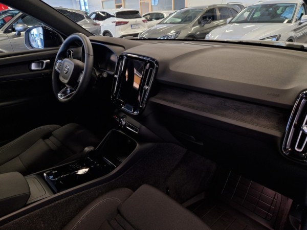 Esittelykuva VOLVO XC40 täyssähköautosta.