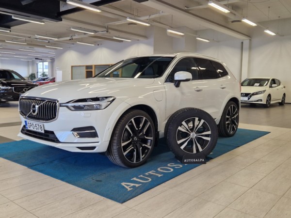 Esittelykuva VOLVO V60 lataushybridiautosta.