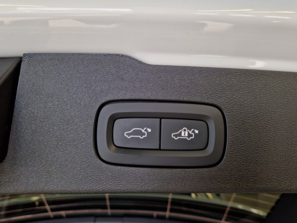 Esittelykuva VOLVO V60 lataushybridiautosta.