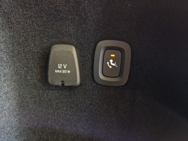 Esittelykuva VOLVO V60 lataushybridiautosta.