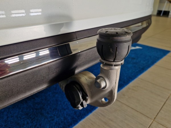Esittelykuva VOLVO V60 lataushybridiautosta.