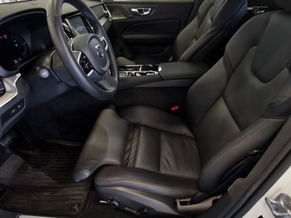 Esittelykuva VOLVO V60 lataushybridiautosta.