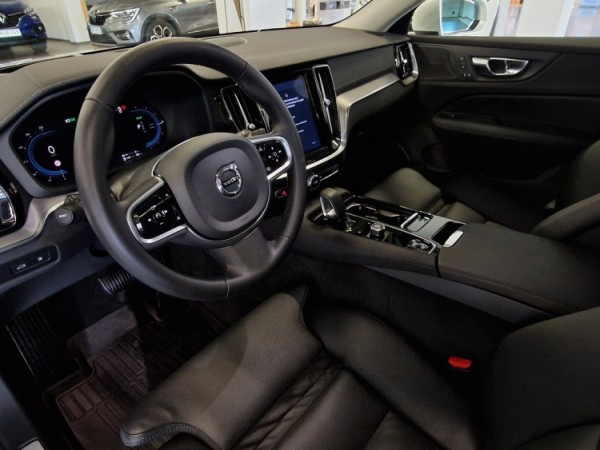 Esittelykuva VOLVO V60 lataushybridiautosta.