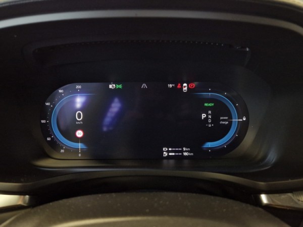 Esittelykuva VOLVO V60 lataushybridiautosta.