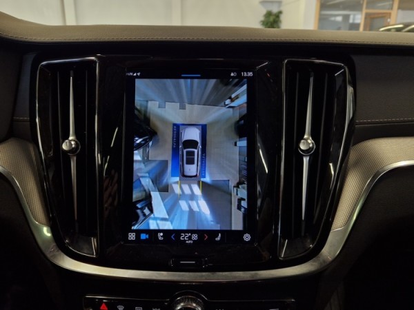 Esittelykuva VOLVO V60 lataushybridiautosta.