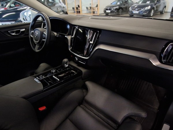 Esittelykuva VOLVO V60 lataushybridiautosta.