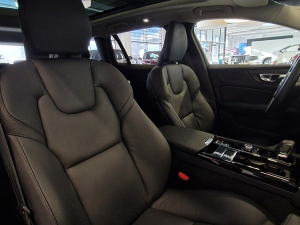 Esittelykuva VOLVO V60 lataushybridiautosta.