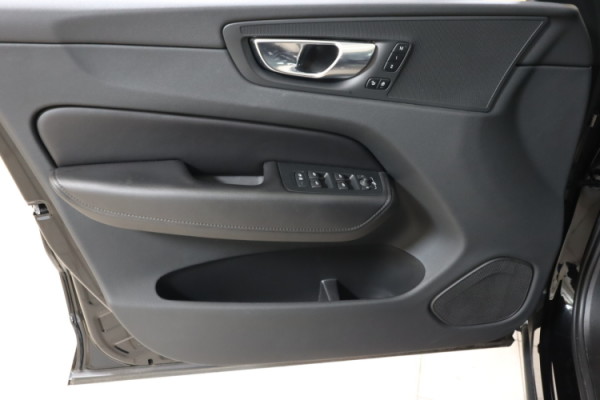 Esittelykuva VOLVO XC60 lataushybridiautosta.