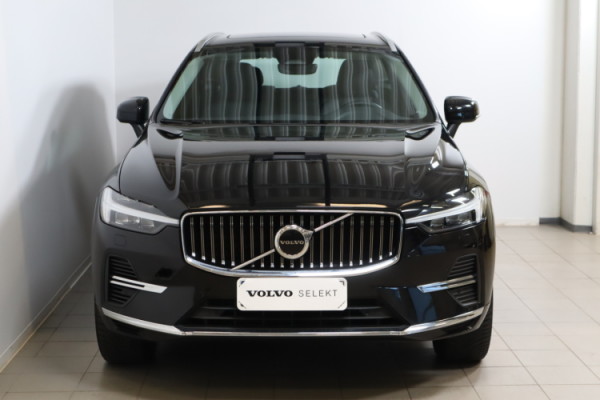 Esittelykuva VOLVO XC60 lataushybridiautosta.
