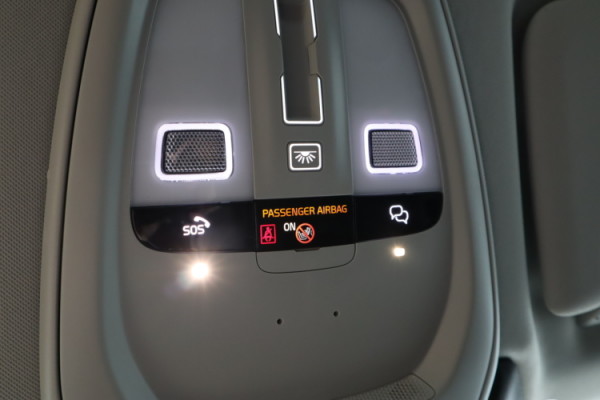 Esittelykuva VOLVO XC60 lataushybridiautosta.
