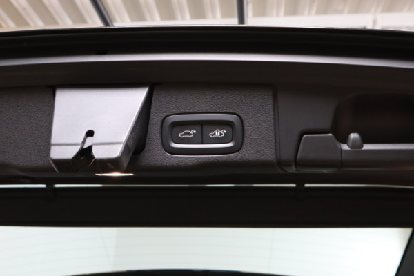 Esittelykuva VOLVO XC60 lataushybridiautosta.