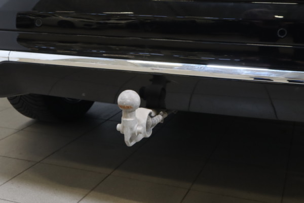 Esittelykuva VOLVO XC60 lataushybridiautosta.