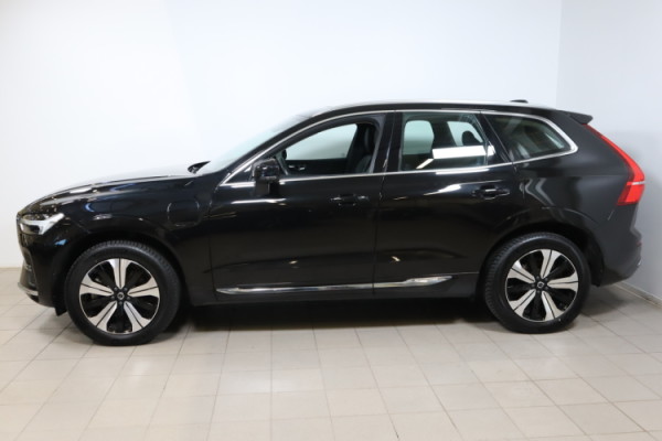 Esittelykuva VOLVO XC60 lataushybridiautosta.