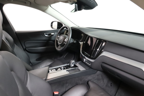 Esittelykuva VOLVO XC60 lataushybridiautosta.