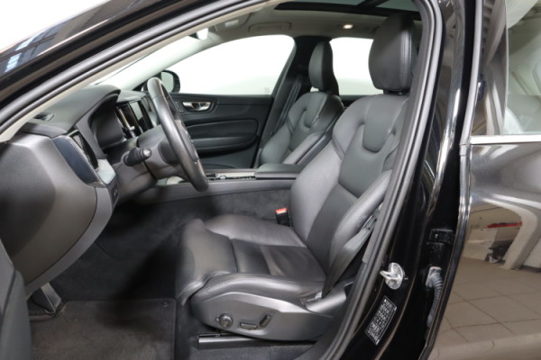 Esittelykuva VOLVO XC60 lataushybridiautosta.