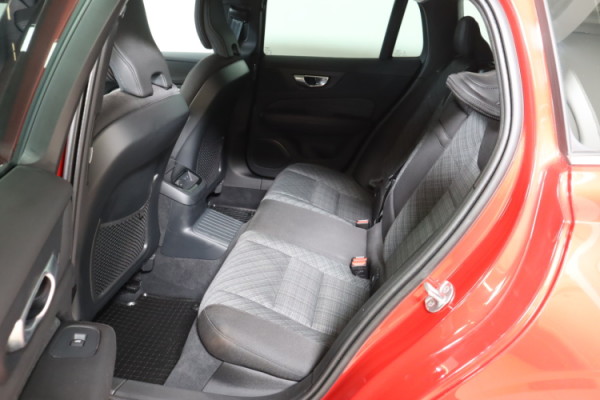 Esittelykuva VOLVO V60 lataushybridiautosta.
