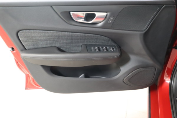 Esittelykuva VOLVO V60 lataushybridiautosta.