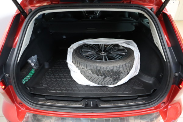 Esittelykuva VOLVO V60 lataushybridiautosta.