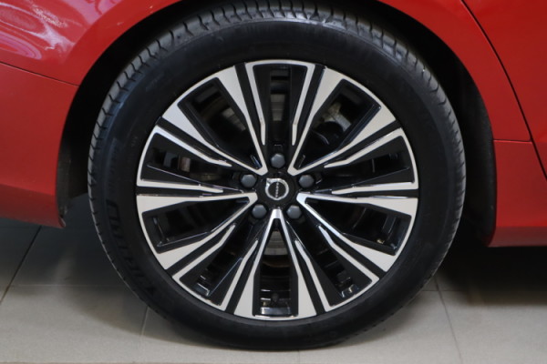 Esittelykuva VOLVO V60 lataushybridiautosta.