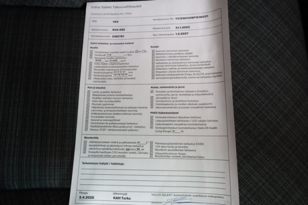 Esittelykuva VOLVO V60 lataushybridiautosta.