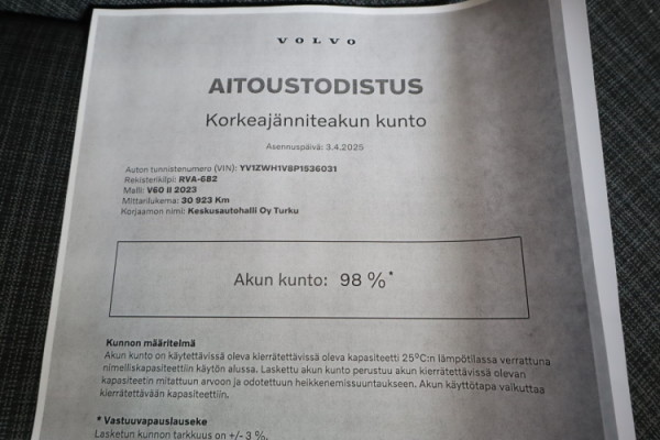 Esittelykuva VOLVO V60 lataushybridiautosta.